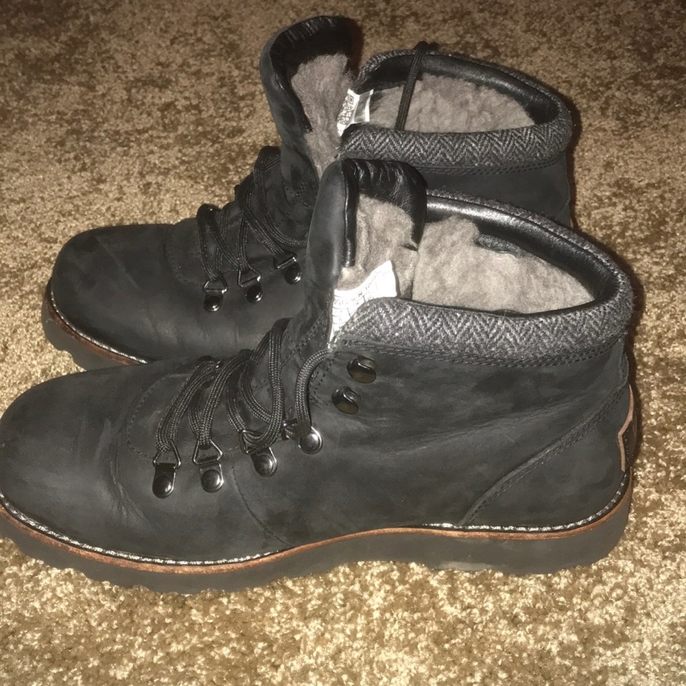 Ugg men’s Sherpa lined winter boots size 8